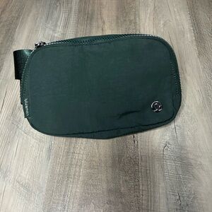 NWOT LULULEMON EVERYWHERE BELT BAG 1L *rainforest green w/ gunmetal hardware*